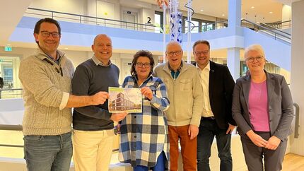 V.L.N.R: Noek Pouw (directeur bestuurder OFW), Wethouder Peter Duvekot, Claudia van Loveren (voorzitter HBV), Johan van der Laan (secretaris HBV), Johan Markhorst (beleidsadviseur OFW) en Janetta de Graaf (Beleidsadviseur Wonen gemeente Dronten)